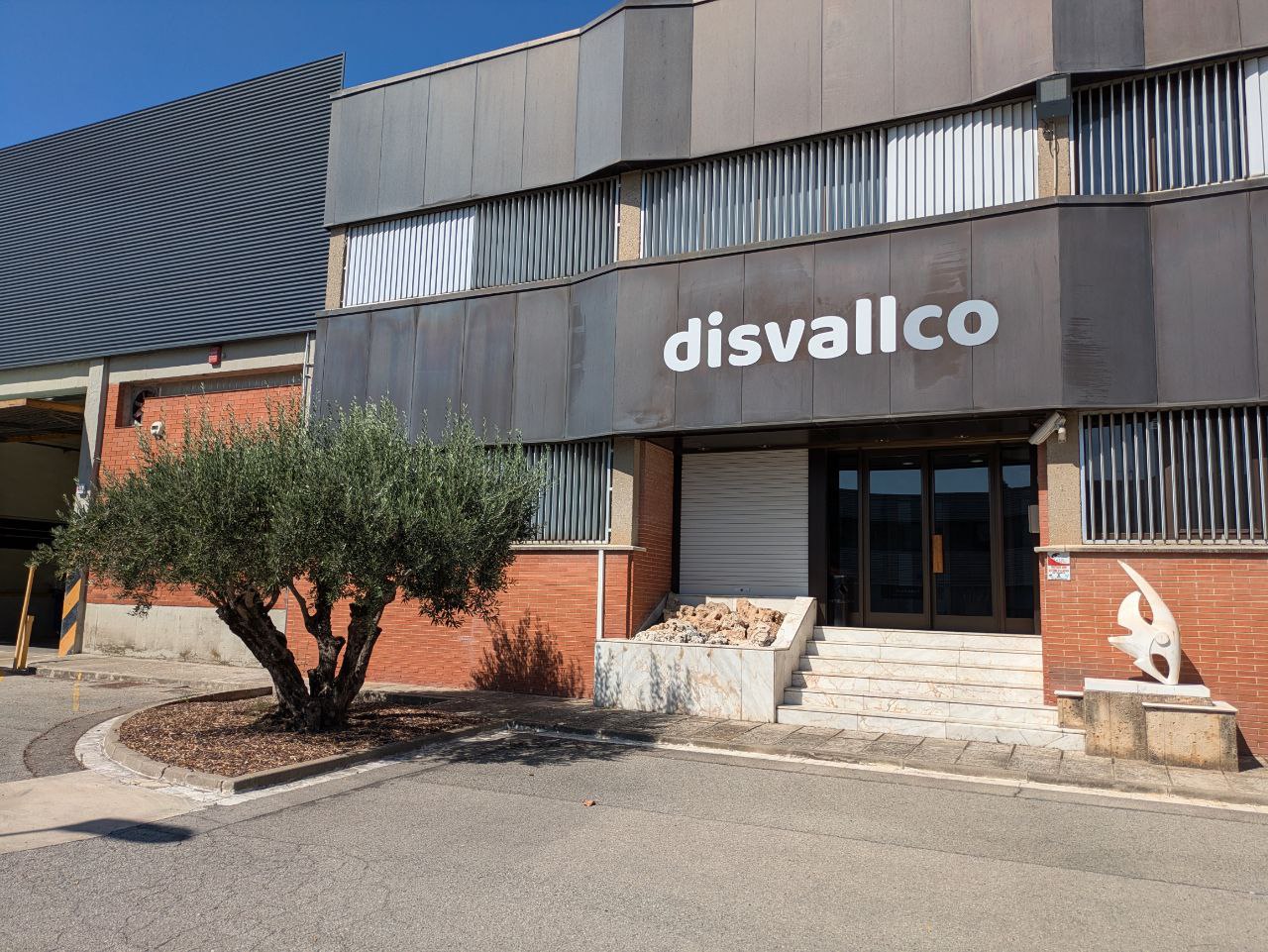 entrada de la nave de disvallco sl en terrassa